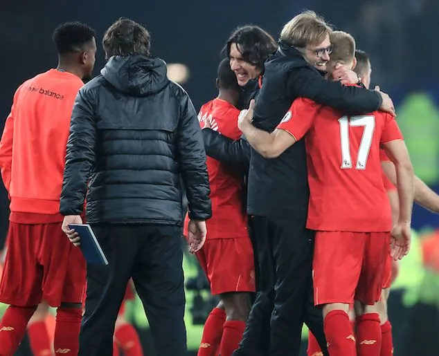 Klavan sabre le champagne à Burnley