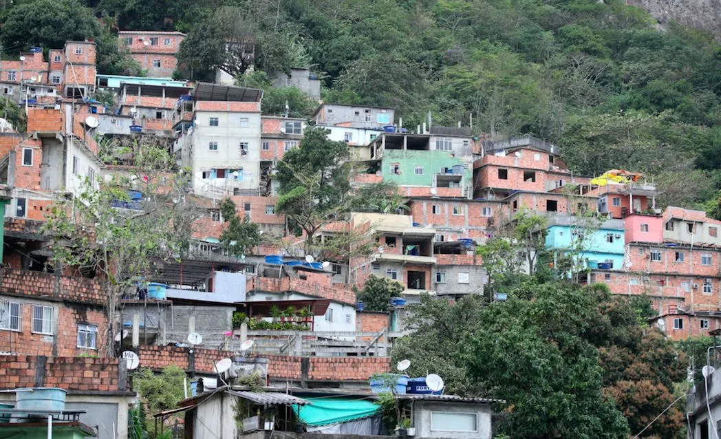 Dans une favela, un penalty fêté par des tirs de kalash