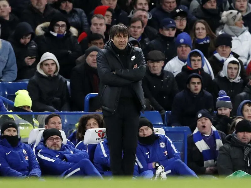 Les fans de Chelsea soutiennent Conte