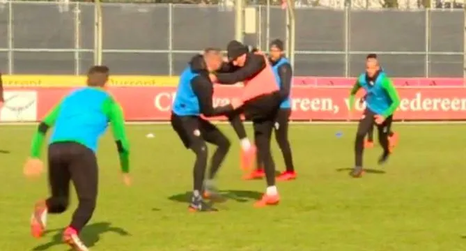 Deux joueurs de Feyenoord se battent à l&rsquo;entraînement