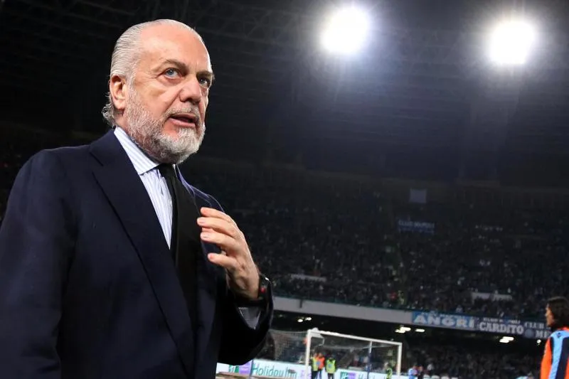 Les supporters du Napoli insultent leur président à Benevento