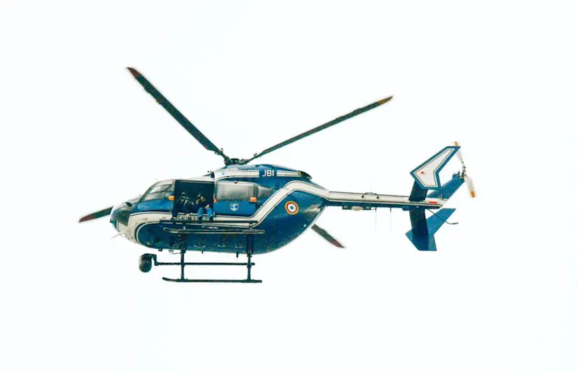 Un hélicoptère atterrit en plein match de District