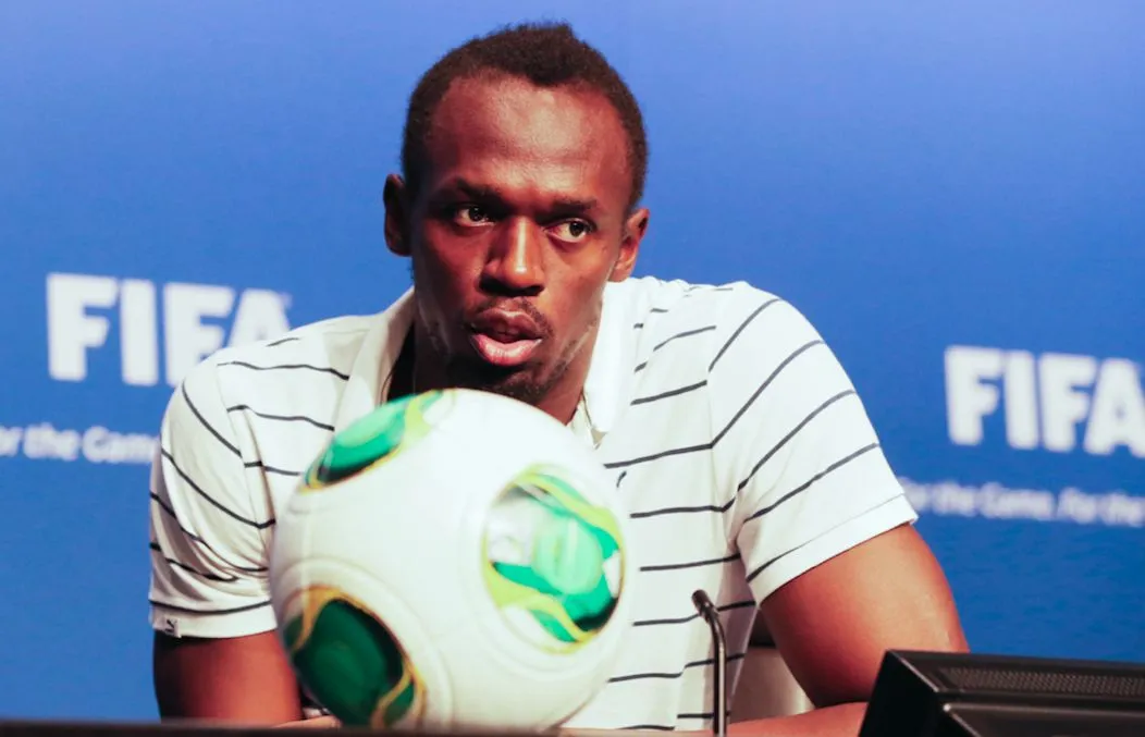 Usain Bolt chausse les crampons pour un match de charité