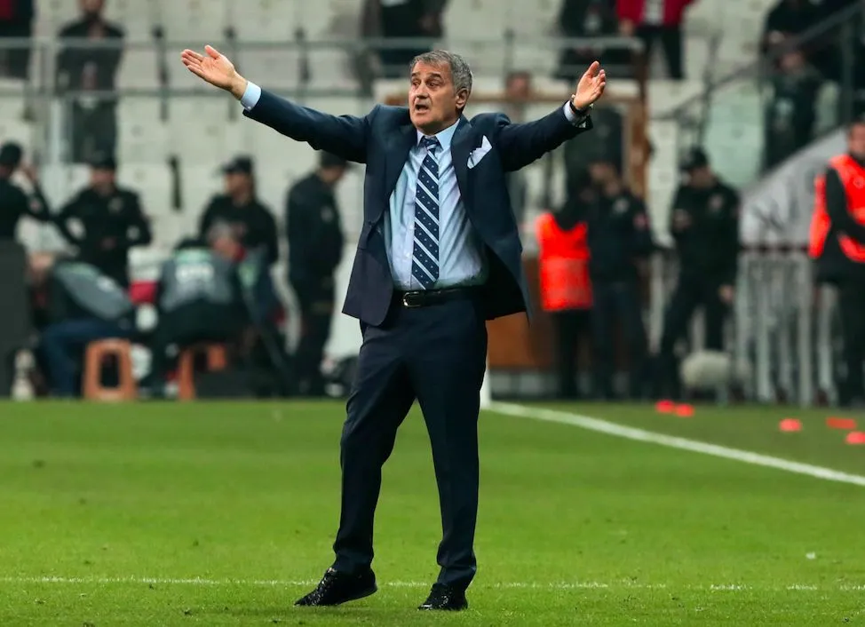 L&rsquo;entraîneur de Beşiktaş blessé à la tête lors du derby