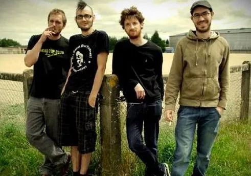 Justine : « On a organisé un match entre 11 punkrockers et 11 mineurs isolés »