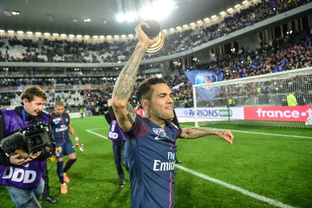 Dani Alves désormais seul joueur le plus titré