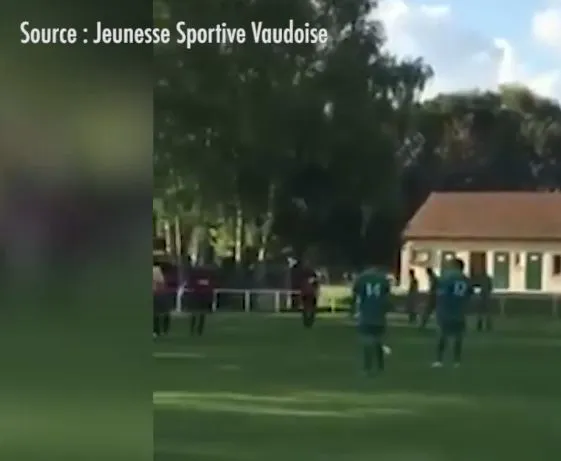 Vidéo : Un coup franc magique en foot amateur (via Facebook SO FOOT)