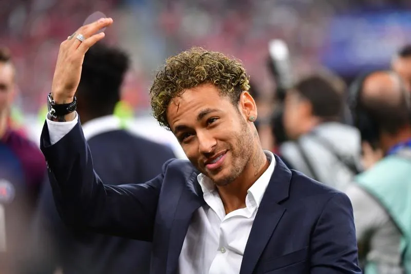 Neymar pose avec le nouveau maillot du PSG