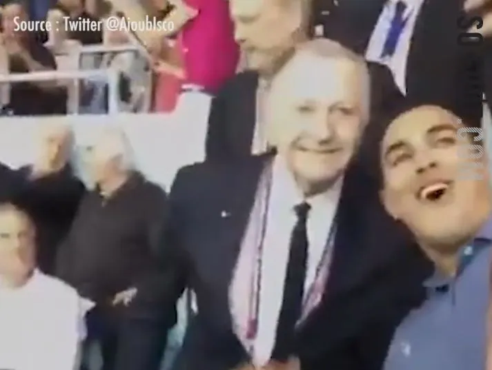 Vidéo : Un supporter trolle Jean-Michel Aulas pendant un selfie (via Facebook SO FOOT)