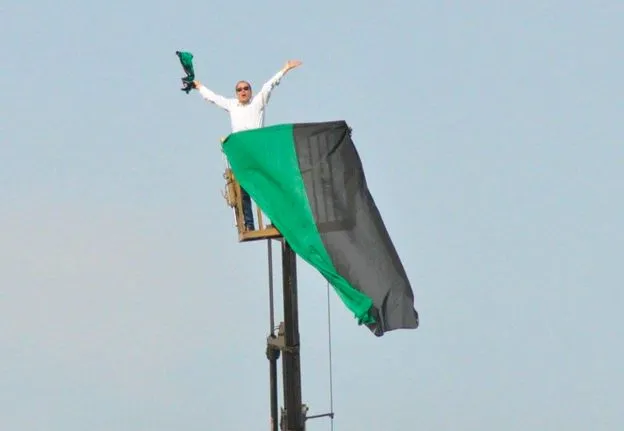 Interdit de stade, un supporter turc de Denizlispor loue une grue pour voir son équipe