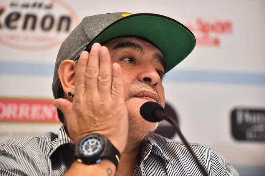 Un enfant totalement hypnotisé par Diego Maradona