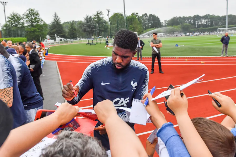 Bleus, une charnière dévissée