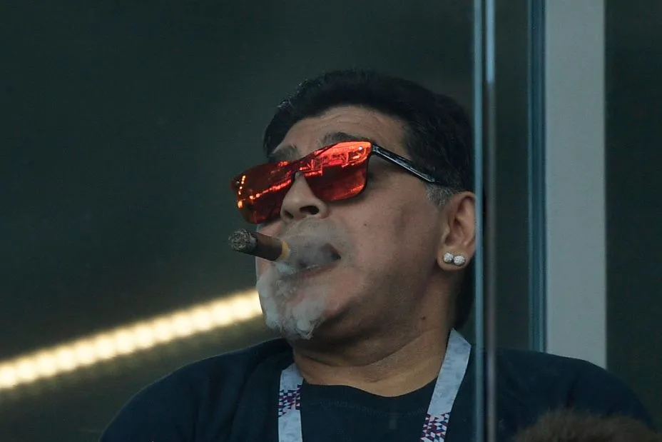 Maradona, le cigare et les yeux tirés