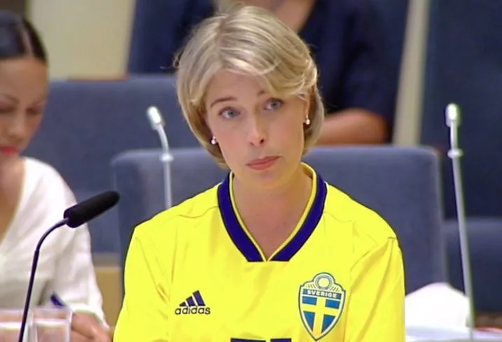 Une ministre suédoise avec le maillot de Durmaz au parlement
