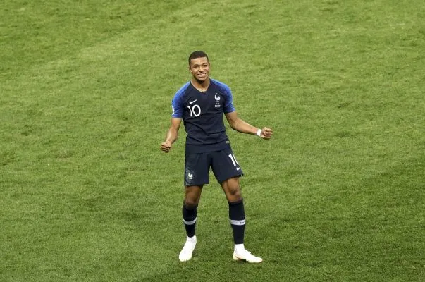 Mbappé «<span style="font-size:50%">&nbsp;</span>reste au PSG à 100%<span style="font-size:50%">&nbsp;</span>»