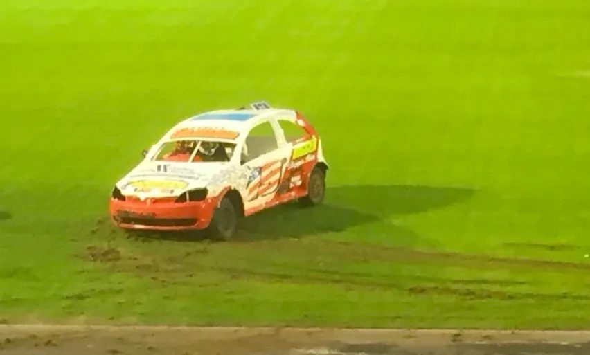 Un bolide de course détruit un terrain de foot en Ulster