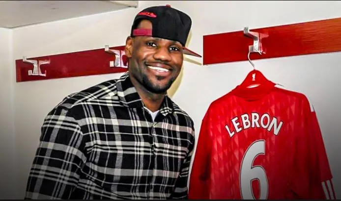 Actionnaire de Liverpool, LeBron James glorifie Manchester United