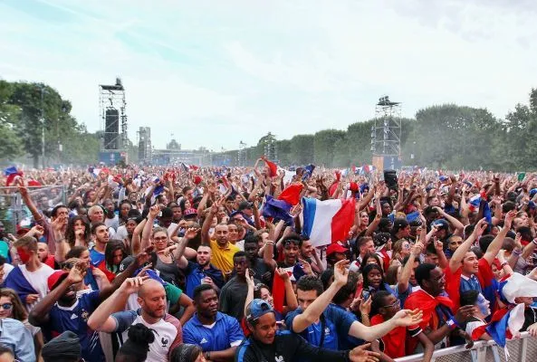 Un écran géant sur le parvis de l&rsquo;hôtel de ville de Paris pour la demi-finale