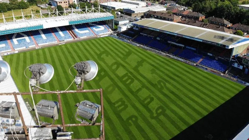 «<span style="font-size:50%">&nbsp;</span>It&rsquo;s coming home<span style="font-size:50%">&nbsp;</span>» sur une pelouse de D4 anglaise