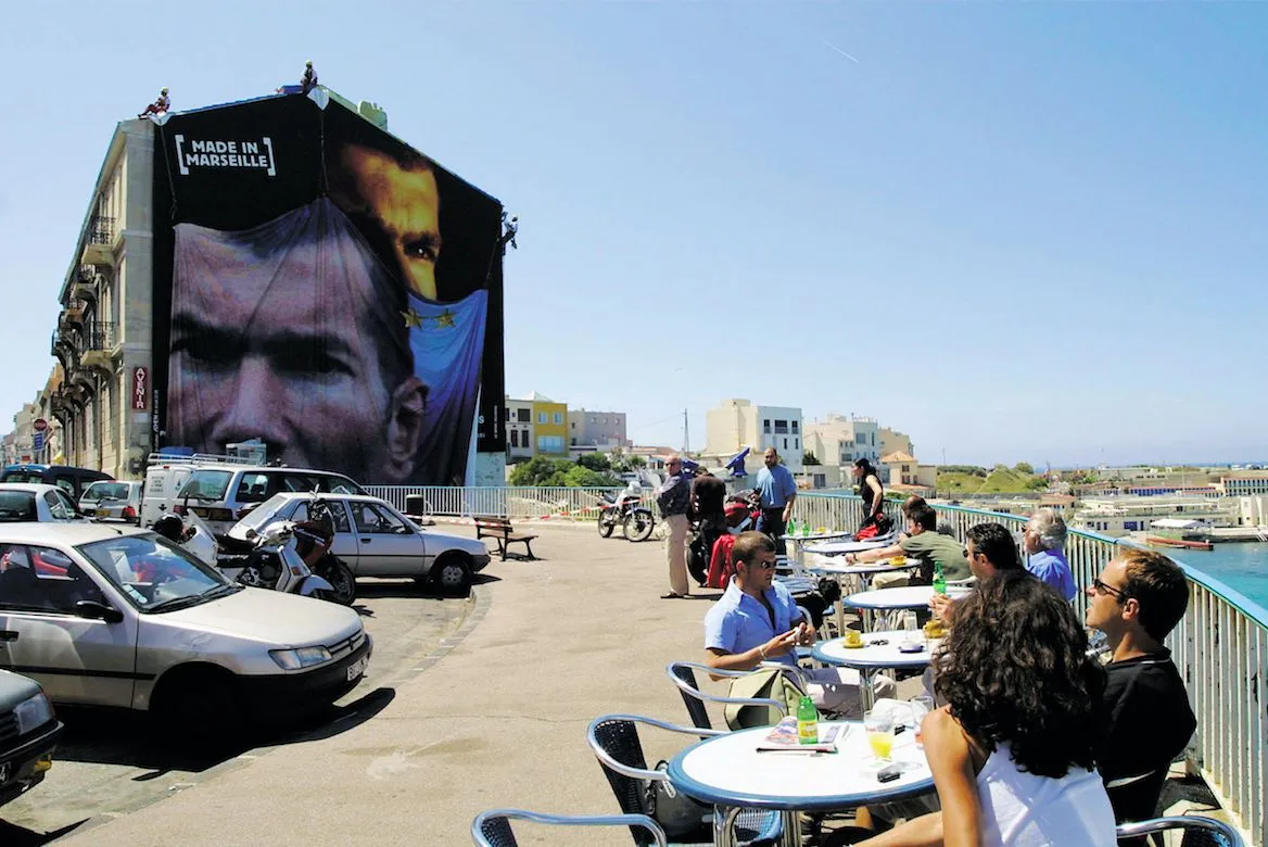 Un Parisien tente de brûler une affiche géante de l’OM
