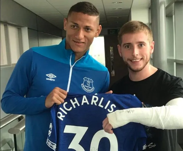 La célébration foireuse d&rsquo;un fan d&rsquo;Everton lui offre une visite de Richarlison