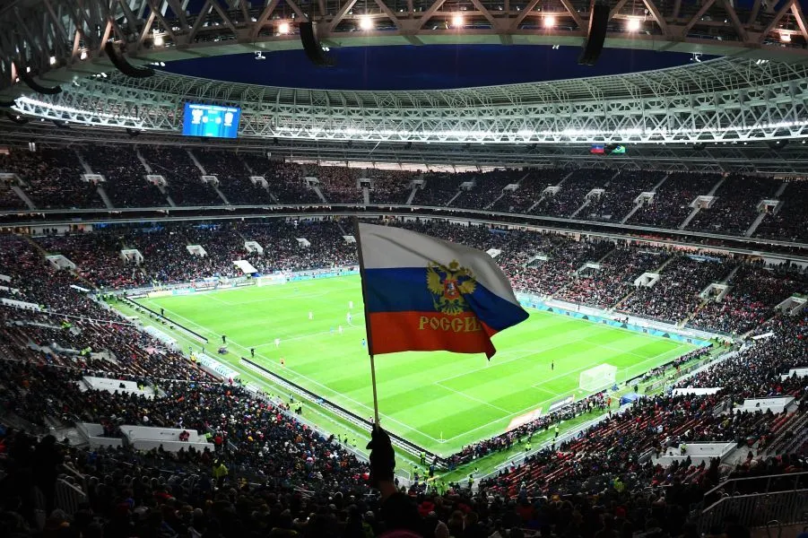 Un Ukrainien refuse de faire face au drapeau russe