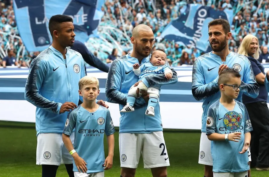 David Silva présente son fils à l&rsquo;Etihad Stadium