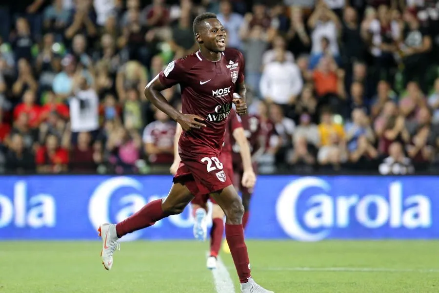 Metz dévore l’AC Ajaccio et revient en tête