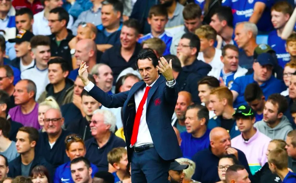Emery répond au téléphone d’un journaliste