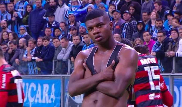 Un joueur au Brésil célèbre son but comme Mbappé