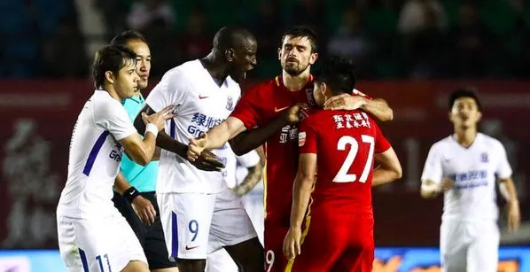 Suspension de six matchs pour le joueur qui avait insulté Demba Ba