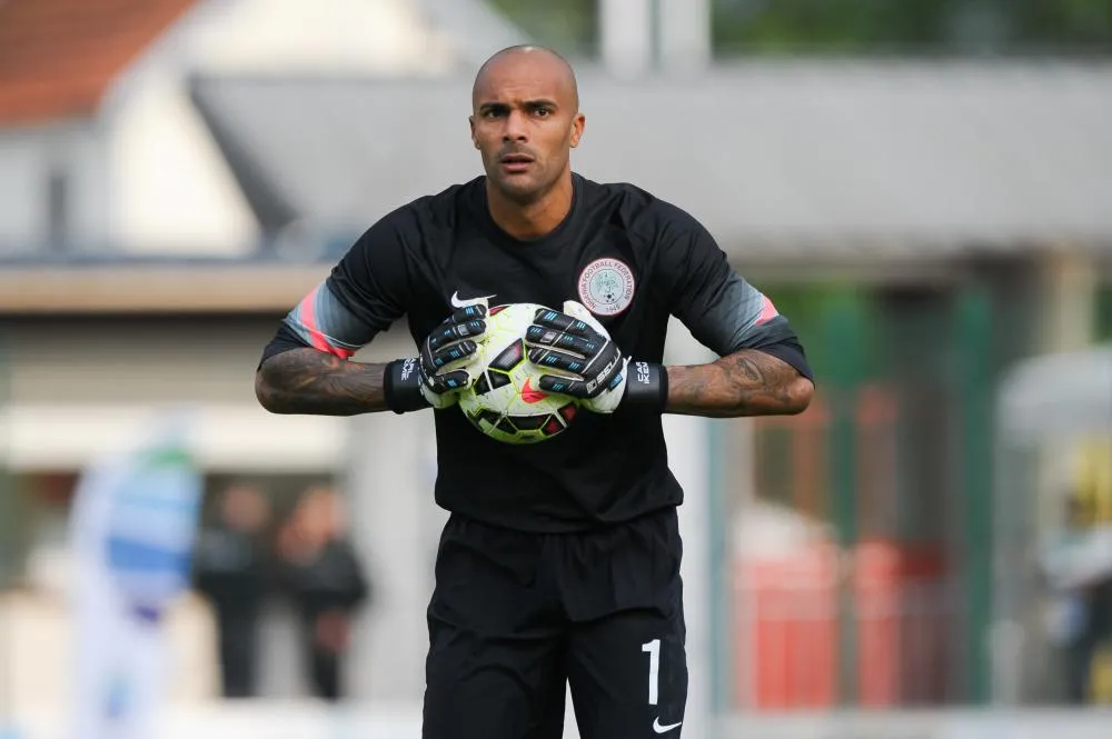 Wolverhampton rend hommage à Carl Ikeme en retirant le n°1