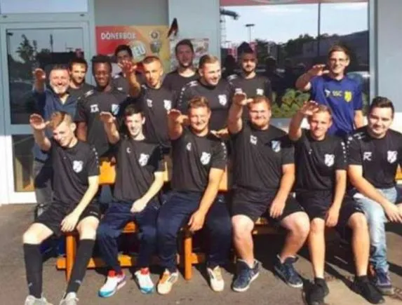 Des joueurs amateurs allemands font un salut nazi