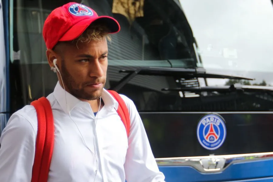 Neymar lance son propre jeu de foot