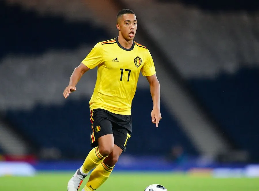 Youri Tielemans, en rouge et noir