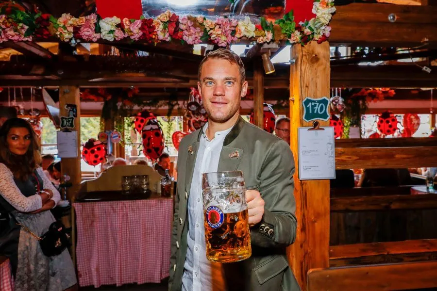 Quand Neuer vient à l&rsquo;entraînement en vélo