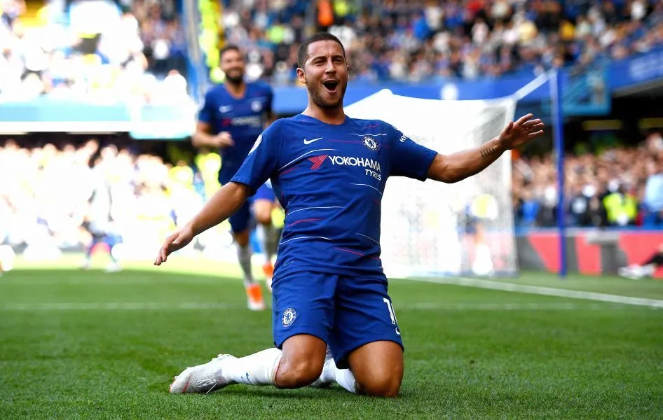 Hazard et les célébrations sur les genoux