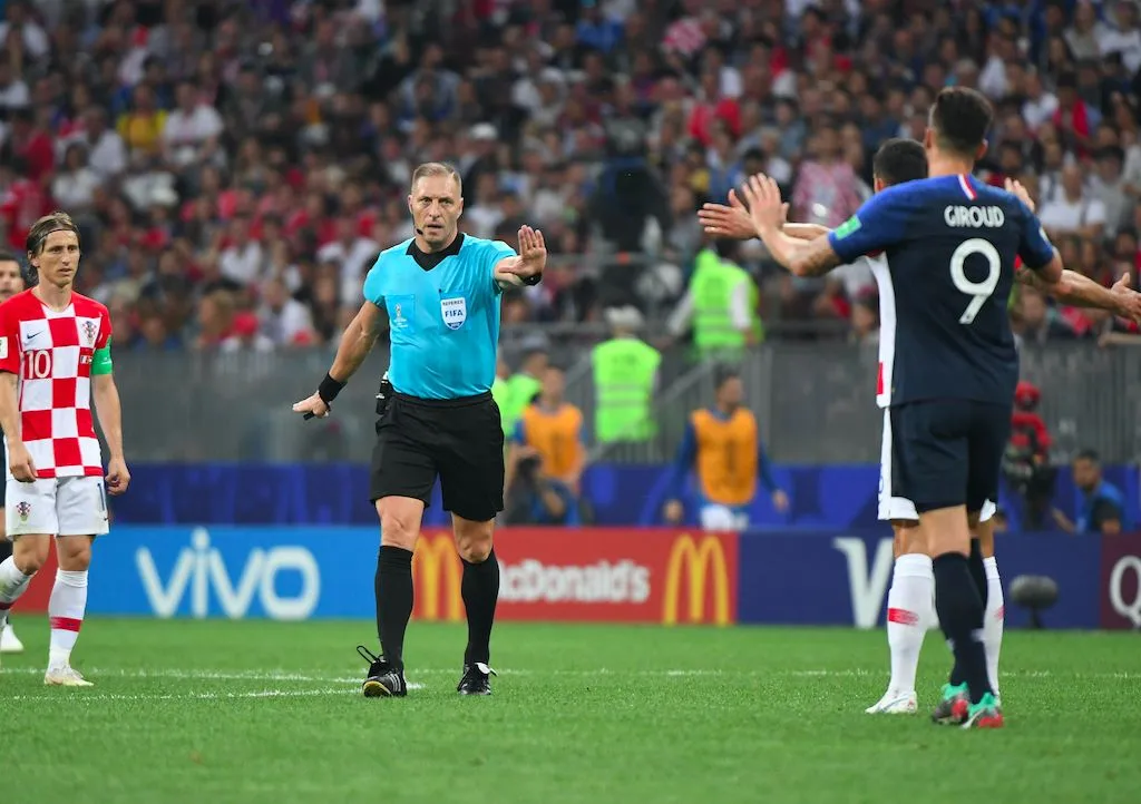 L’arbitre de la finale raconte comment il a sifflé penalty pour les Bleus