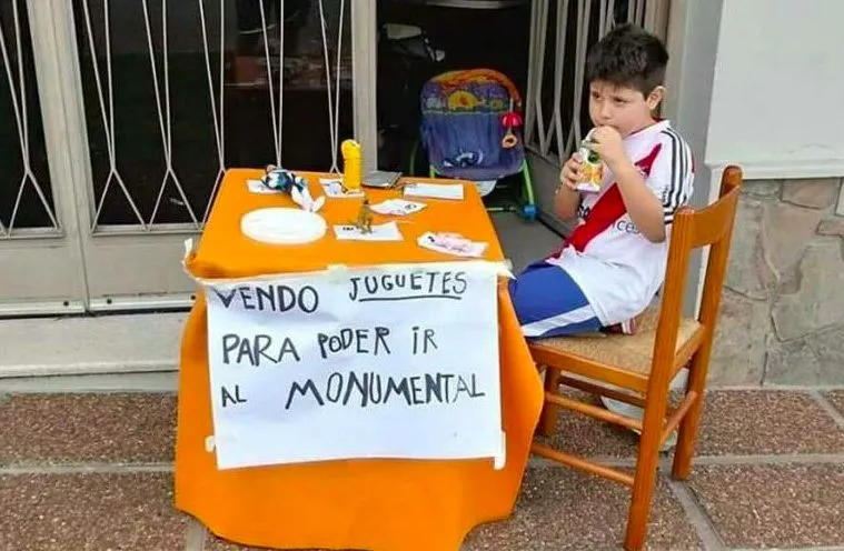 Il vend ses jouets pour assister à River-Boca