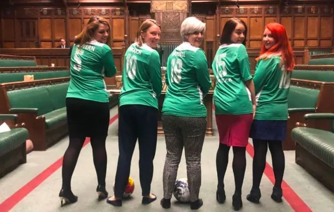 Les députées écossaises tapent un foot dans la Chambre des communes