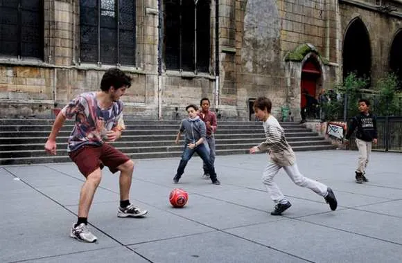 Les classiques de sofoot.com : Tu sais que t&rsquo;as joué au foot dans la rue quand…