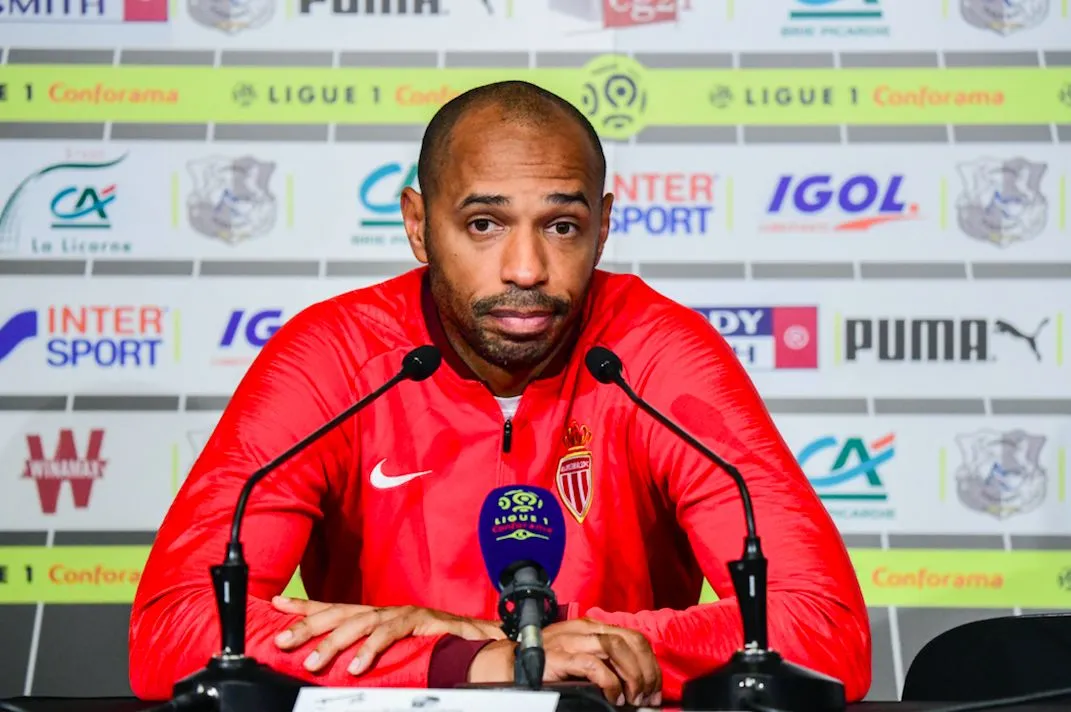 Thierry Henry et la chaise de Badiashile