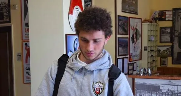 L&rsquo;arbitre oublie d&rsquo;exclure le joueur après un deuxième carton jaune