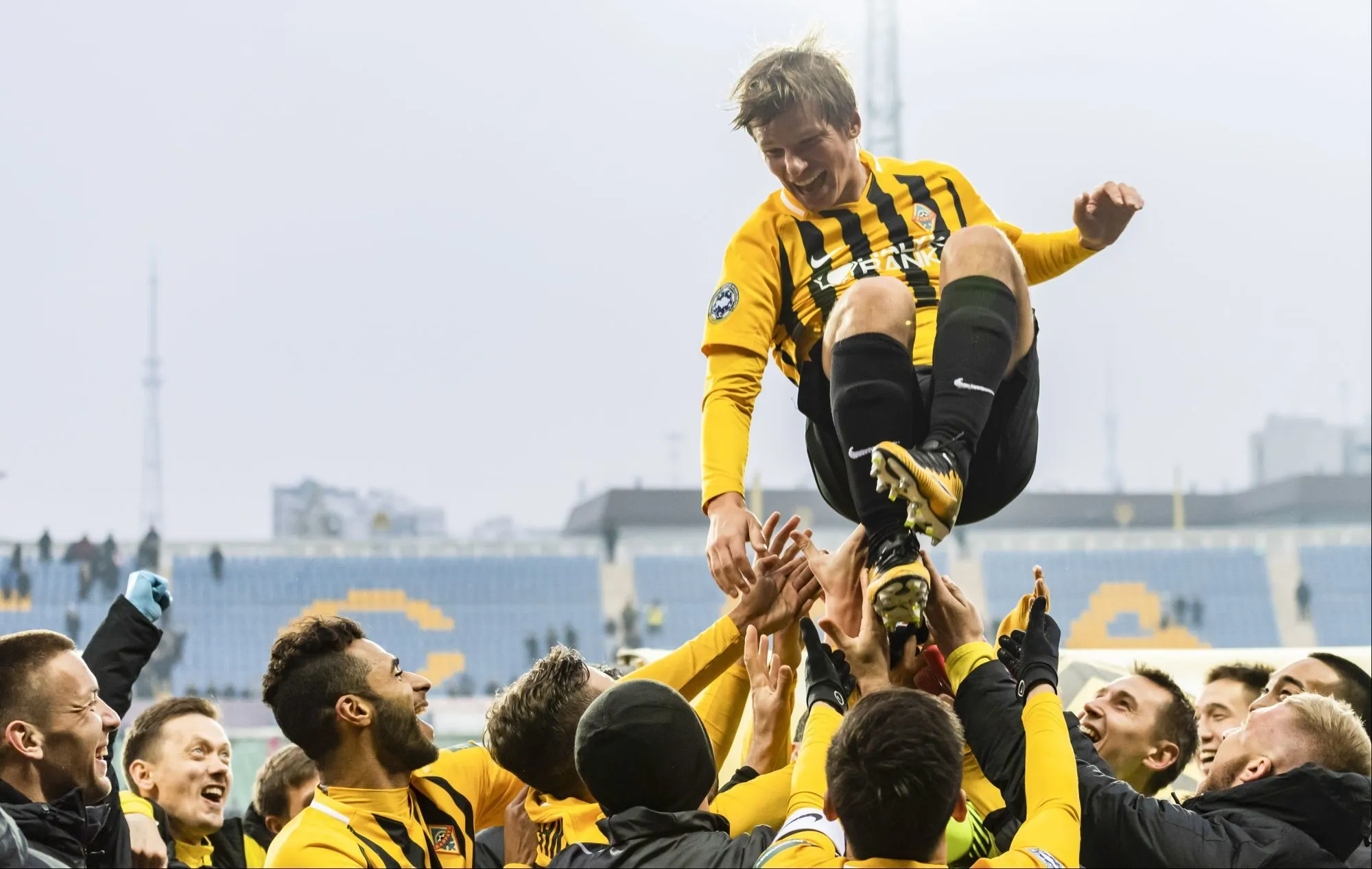 Arshavin quitte un club de strip-tease à cheval