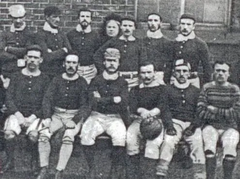 Dis-moi Jamy, contre qui jouait la première équipe de foot ?