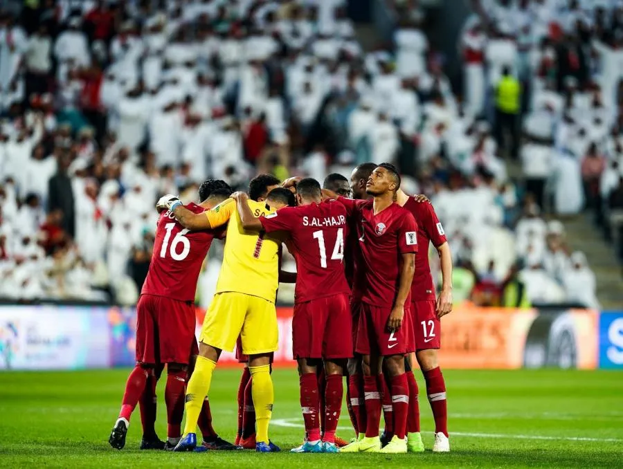 Des supporters jettent des chaussures sur les joueurs du Qatar