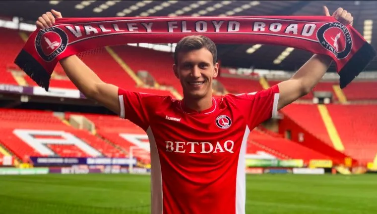 Un joueur de Charlton reçoit un coup de pied dans les parties par un fan