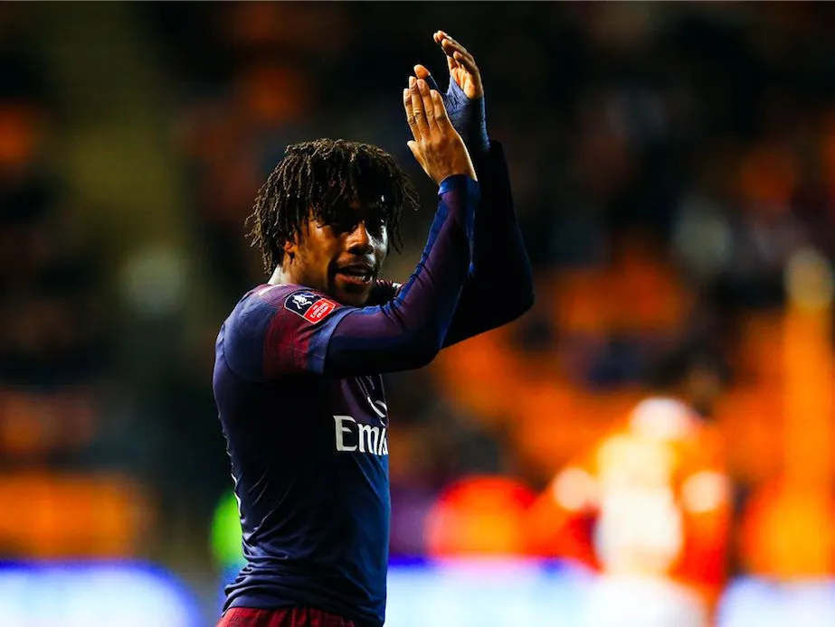 Une ambassadrice d&rsquo;Arsenal relaie des messages comparant Iwobi à un singe