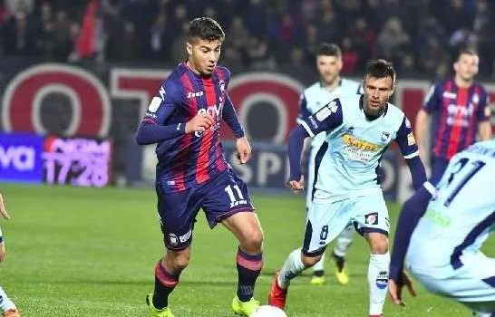 Crotone : Zinédine Machach déjà au placard