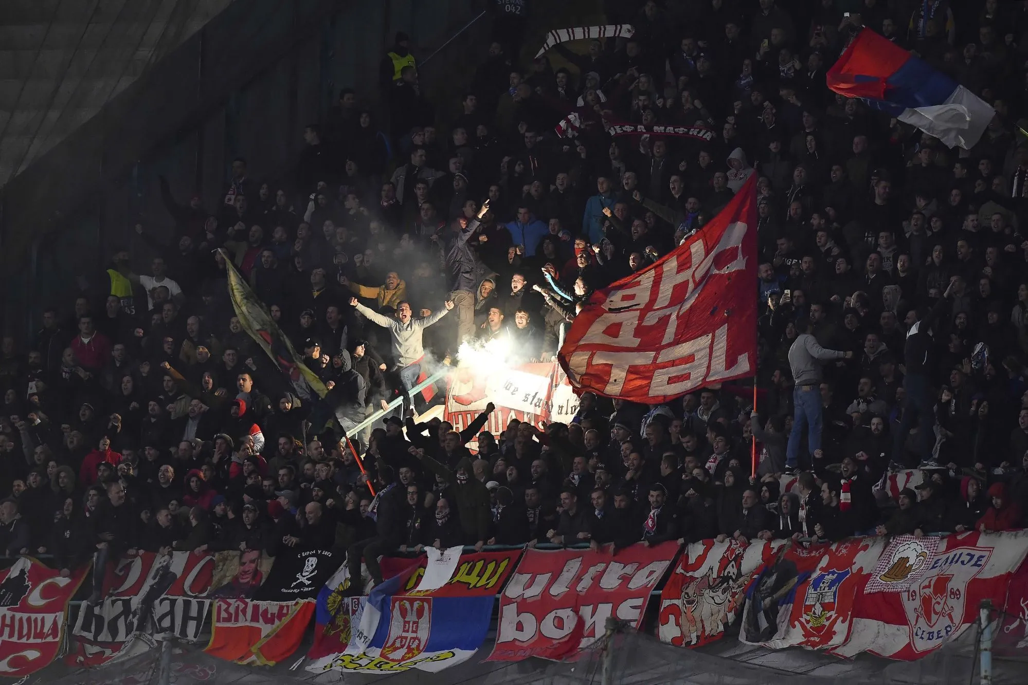 Les supporters de l&rsquo;Étoile rouge enflamment le derby de Belgrade